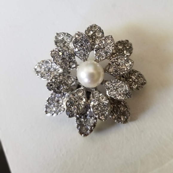 💎 JEWELLERY 2/$25💎 Vintage Flower Brooch - Picture 1 of 2